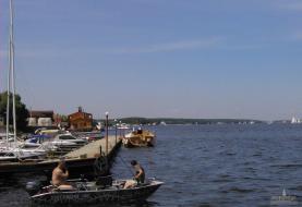 Сдается на выходные дом на воде на Пироговском водохранилище, Осташковское шоссе 9 км. от МКАД на компанию до 20 человек. Цена 8 тысяч рублей.