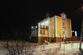 Снять коттедж на выходные на Дмитровском шоссе 18 км. от МКАД на компанию 20-25 человек. Цена 23 тысячи рублей.