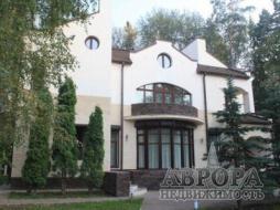 Снять коттедж на выходные на Рублево-Успенском шоссе 25 км. от МКАД на компанию до 20 человек. Цена 25 тысяч рублей.